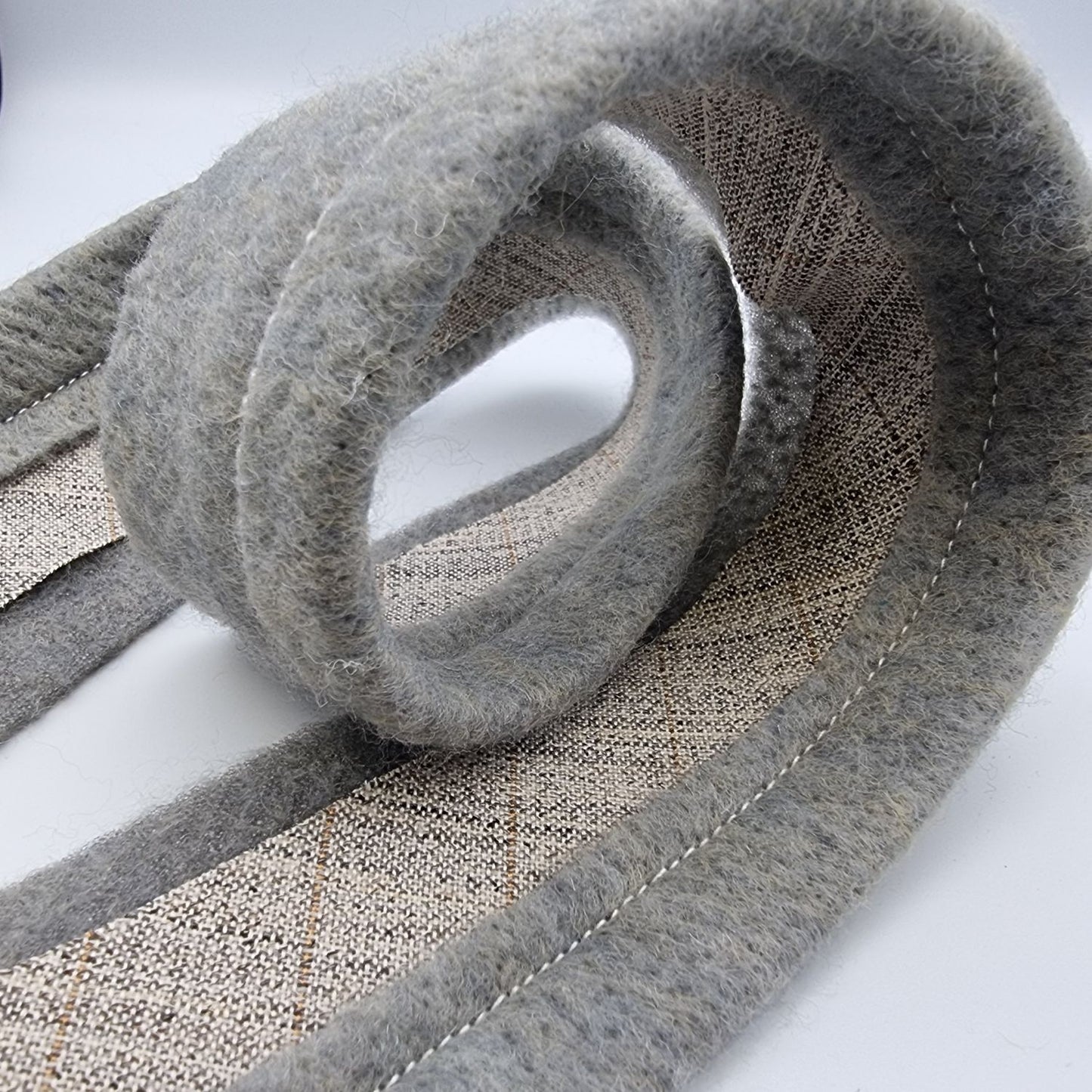 A rolled-up sleeve head with canvas attached to a felt strip, typically used in tailoring to finish the sleeves of jackets and coats.